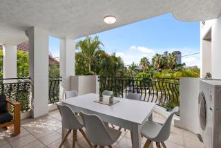 Bright 2BR Apt with Parking, Balcony & WiFi - 6