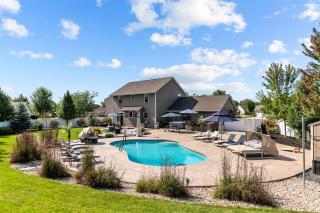 Sunny Days Await Seasonal Pool & Hot Tub Retreat - 0
