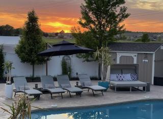 Sunny Days Await Seasonal Pool & Hot Tub Retreat - 9