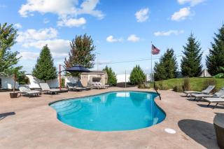 Sunny Days Await Seasonal Pool & Hot Tub Retreat - 3