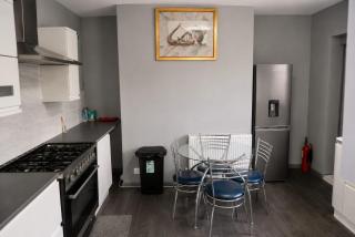 Modern Stylish Double Room with TV & Fast Wi-Fi - 7