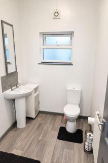 Modern Stylish Double Room with TV & Fast Wi-Fi - 4