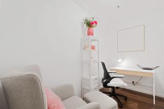 Urban Retreat 1Bed-1Bath-Study-Balcony-1Car - 2