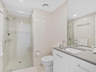 2 BR Luxury Sky Retreat - Stunning Ocean Views GC - 8