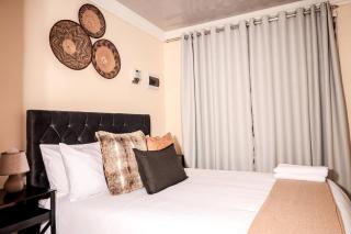 Elite Garden Cabin, Cozy Hideaway in Welkom with Fast WiFi, Free Parking - 7