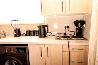 Elite Garden Cabin, Cozy Hideaway in Welkom with Fast WiFi, Free Parking - 4