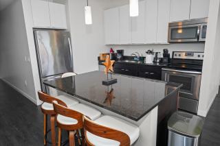 Westown 2BR Escape - 10 minutes walk to RiverWalk - 8