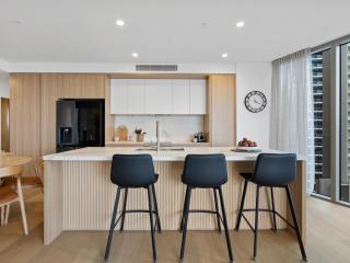 2 BR Panoramic Gold Coast Views - Luxury High-Rise - 6