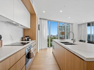 2 BR Panoramic Gold Coast Views - Luxury High-Rise - 9