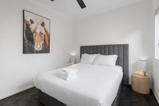 Spacious 2BR Apt with WiFi, Parking & HUGE Balcony - 4