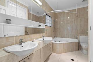 Spacious 2BR Apt with WiFi, Parking & HUGE Balcony - 3