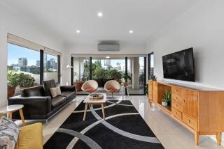 Spacious 2BR Apt with WiFi, Parking & HUGE Balcony - 0