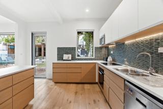 Ultralux 5BDR Beachfront Home in Elwood - 9