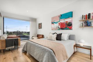 Ultralux 5BDR Beachfront Home in Elwood - 6