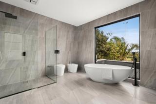 Ultralux 5BDR Beachfront Home in Elwood - 5