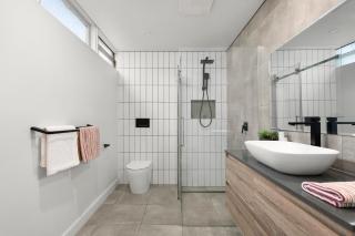 Ultralux 5BDR Beachfront Home in Elwood - 4
