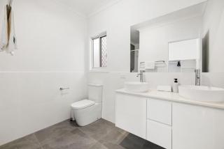 NEW 4BR Modern Family Home WiFi & Central AC - 4