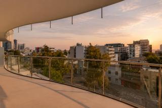 Modern 2BR with Sparkling Bay Views & Free Parking - 8