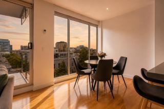 Modern 2BR with Sparkling Bay Views & Free Parking - 6