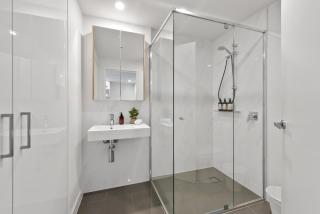 King Bed, City Views, Car Park & Perfect Location! - 3