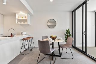 King Bed, City Views, Car Park & Perfect Location! - 7