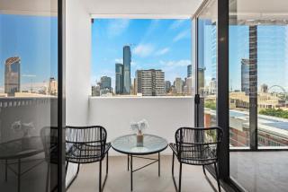 King Bed, City Views, Car Park & Perfect Location! - 5