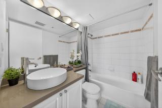 Central 2-Bedroom Vancouver Condo Perfect for Families and Groups - 1