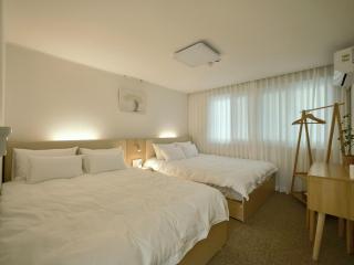 1st floor, 3 bedrooms, 5-min walk to Mangwon Market, 10-min walk to Subway, 5-min walk to Han River, 10-min walk to Hongdae, Family and friends accommodation, All NEW - 3