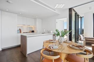 Rooftop Infinity Pool plus Heated Pool, Gym, Free Parking & more - 6