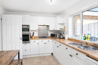 Grantham Stays 6BR, Sleeps 11, WIFI & Parking - 6