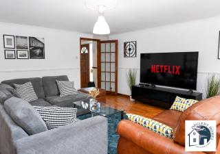 Contractor-Ready 7BR Home - Central Reading Location, Team & Family Friendly, WIFI & Parking - 0