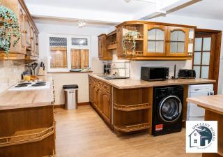 Contractor-Ready 7BR Home - Central Reading Location, Team & Family Friendly, WIFI & Parking - 7