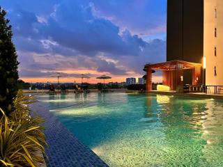 Peaceful Couple Stay - Pool, Metro & Shops Nearby - 1