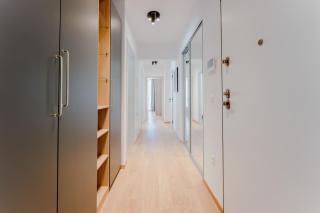 Modern 2BDR Apartment - Business Zone - Free Garage Parking - 1