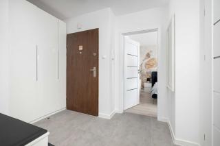 Przestronne Apartamenty Rodzinne z Miejscem do Pracy Zdalnej by Noclegi Renters - 1