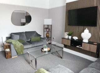 Modern Apartment, Sleeps 6, Free Parking, Fast WFI - 7