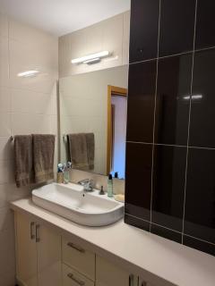 Spacious modern city centre apartment - 7