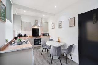 Spacious 4BR Darlington Sleeps 8 by Stay with us - 8