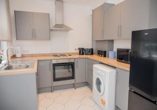 Spacious Modern 4 Bed Room House, Near Liverpool City Centre, Sleeps 1-7, Free Parking & WiFi - 1