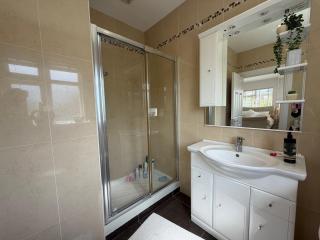 Luxury 4BDR Retreat With Garden and Workspace - 1