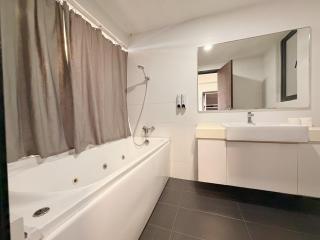 V summer loft with Bathtub Walks to CIQ - 1