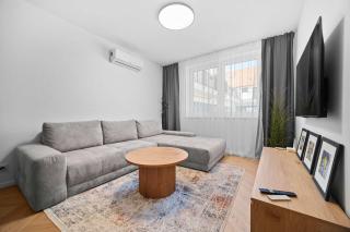 Old Town Modern Design Stay - AC & WI-FI - 0