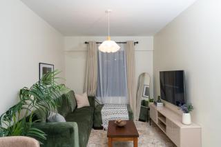 Luxury Living with Pool, Gym, Shopping Mall and Cafés Nearby - 0