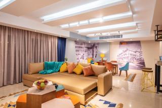 Posh & Panoramic 2BDR Apt 5 Min To Airport - 1