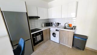 Modern Retreat: 2br Stylish Apt with Comfy Rooms! Smart TV with 200MBPS Internet - Larnaca - 8