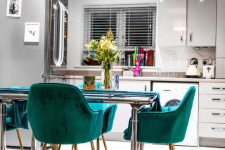 Spacious 2BR Modern Home - Contractor Stay - Sleeps 4 - WIFI & Parking - 7