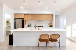 Modern 4Bedroom Canopy House in Greenbank with parking - 8