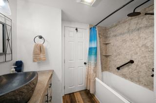 Lakefront Bliss Your Perfect Getaway on the Water - 9