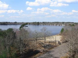 Lakefront Bliss Your Perfect Getaway on the Water - 8