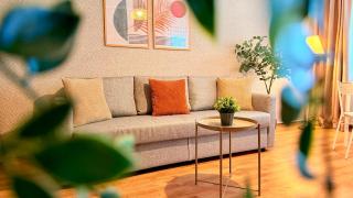Golden Brown Comfort - Warm Bright 1BR Apartment - 0
